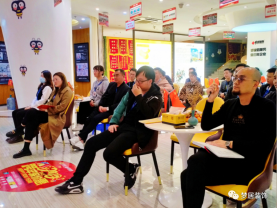 夢(mèng)居第四期員工內(nèi)訓(xùn)交流會(huì)：服務(wù)第一，態(tài)度第一，行動(dòng)第一。